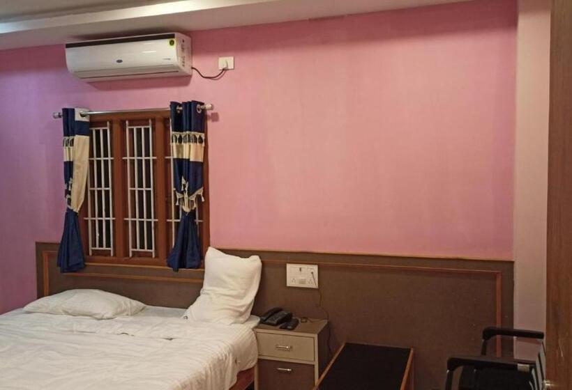 Номер Deluxe, Aarthi Residency