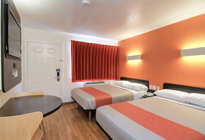 Номер Deluxe, Motel 6 Old Town Scottsdale Fashion Square