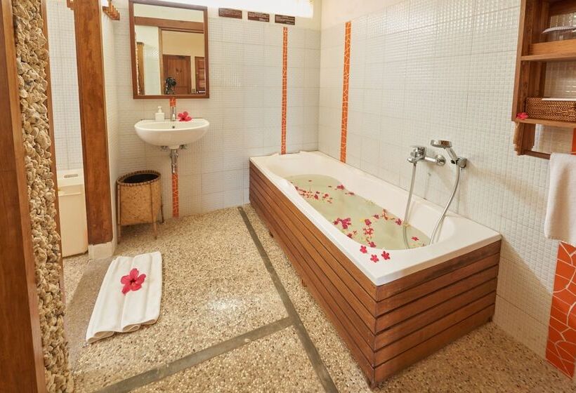 اتاق لوکس با چشم‌انداز دریا, Cocotinos Manado
