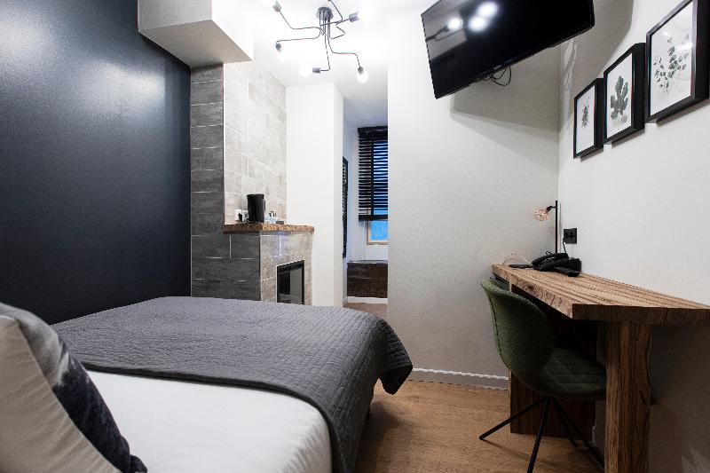 اتاق اکونومی, Quentin Amsterdam
