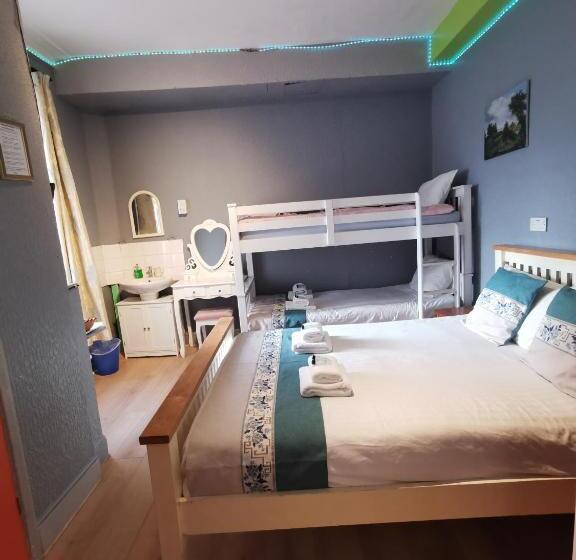 اتاق استاندارد چهار تخته, Richmond House