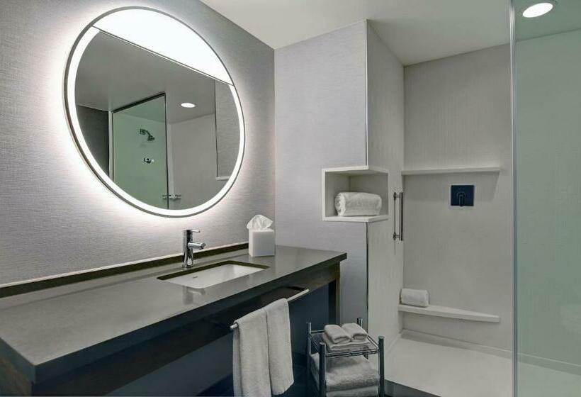 اتاق استاندارد با تخت بزرگ, Courtyard By Marriott Manhattan Aggieville