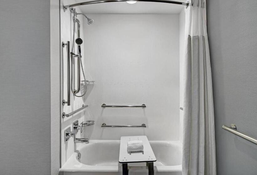 اتاق دلوکس مخصوص معلولین, Courtyard By Marriott Manhattan Aggieville