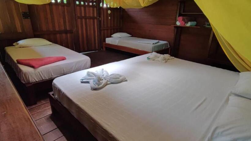 اتاق استاندارد چهار تخته با چشم‌انداز دریا, La Kuka Hotel   Nuquí