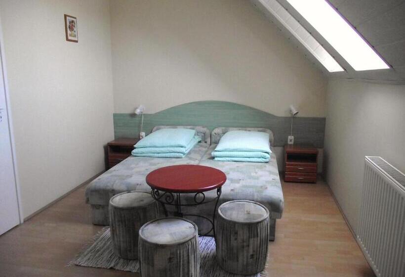 اتاق استاندارد سه نفره, Radek Vendégház és Apartman