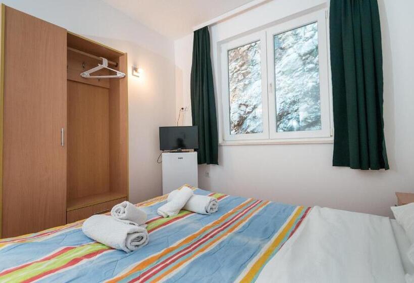 اتاق استاندارد سه تخته با چشم‌انداز باغ, Motel Jadranka