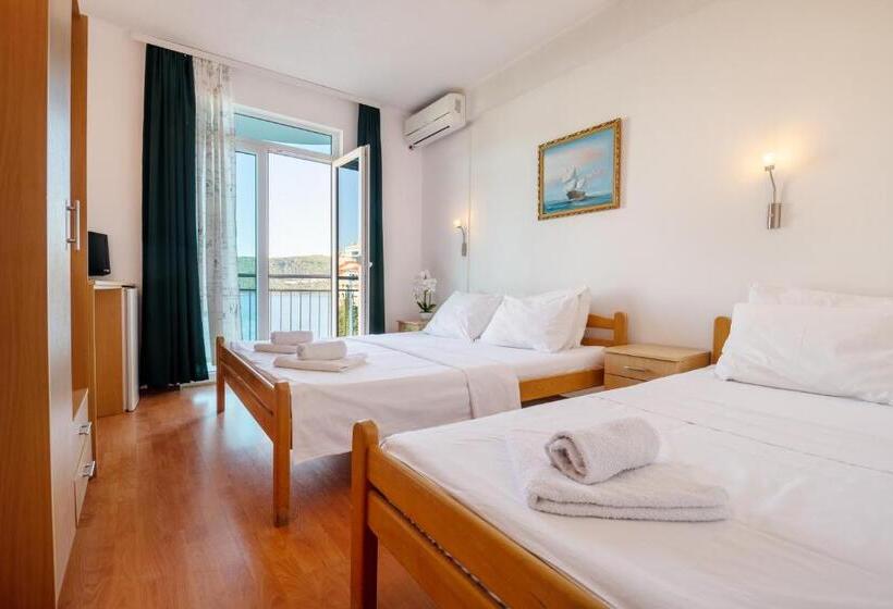 اتاق استاندارد چهار تخته با چشم‌انداز دریا, Motel Jadranka