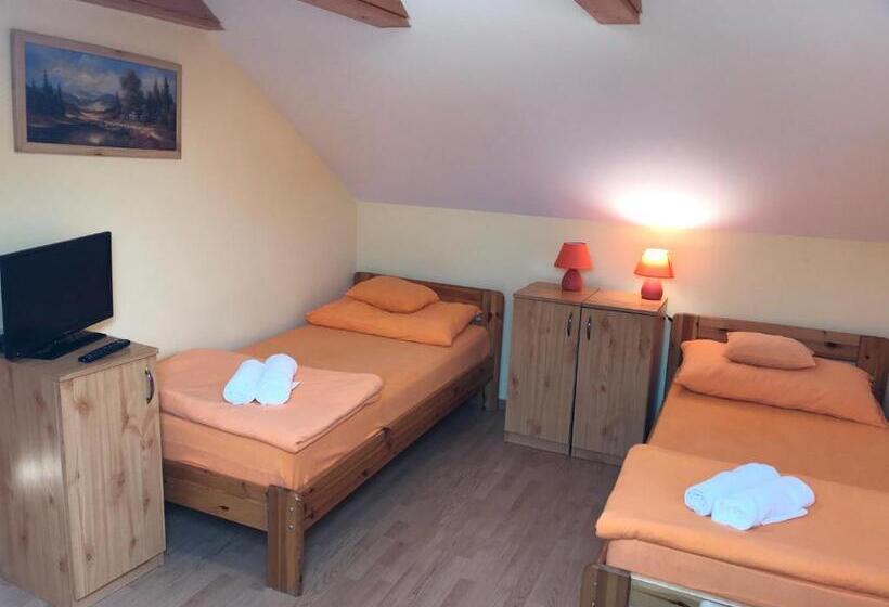 اتاق استاندارد سه نفره, Tó  Party Panoráma Panzió & Wellness