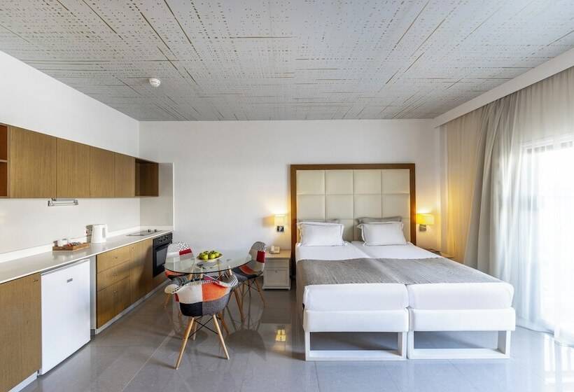 Студия Superior, King Jason Paphos   Designed For Adults By Louis Hotels