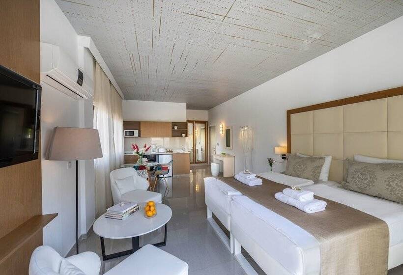 Студия Superior, King Jason Paphos   Designed For Adults By Louis Hotels