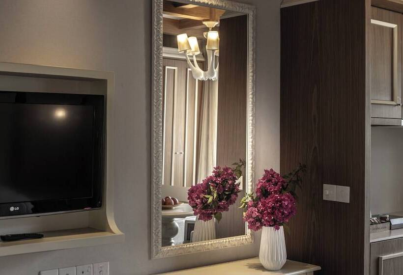 Студия Deluxe, King Jason Paphos   Designed For Adults By Louis Hotels