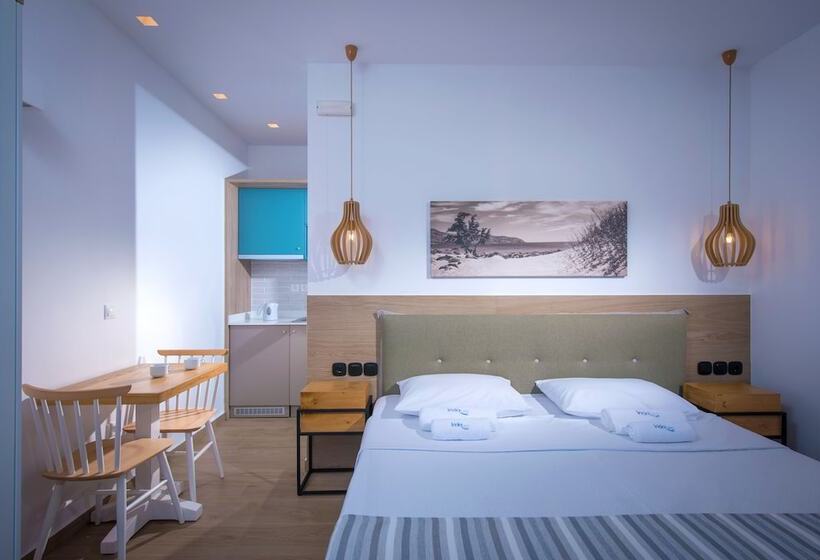 اتاق سوپریور با چشم‌انداز جانبی دریا, Irida Hotel Agia Pelagia