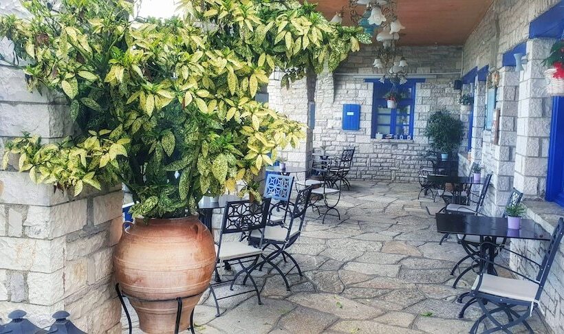 Номер Стандарт Вид на Сад, Zarkada Archontiko