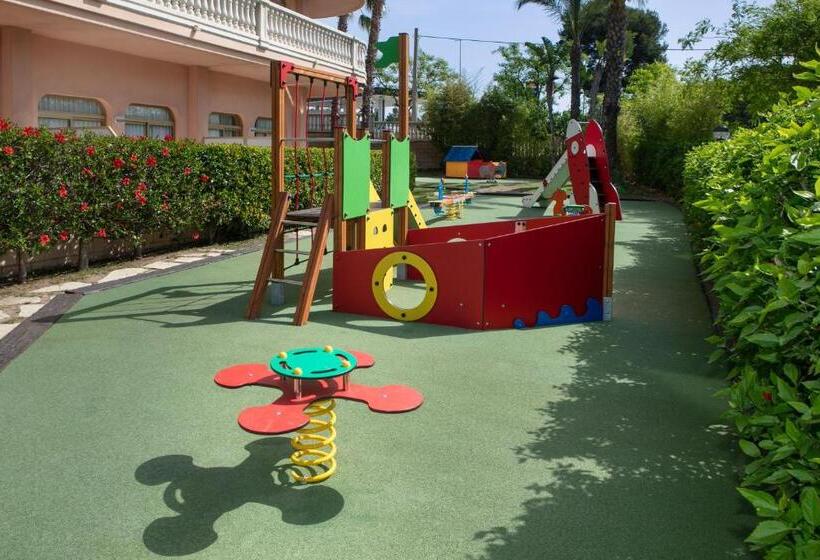 プールの見えるスタンダードトリプルルーム, Ponient Dorada Palace by Portaventura World