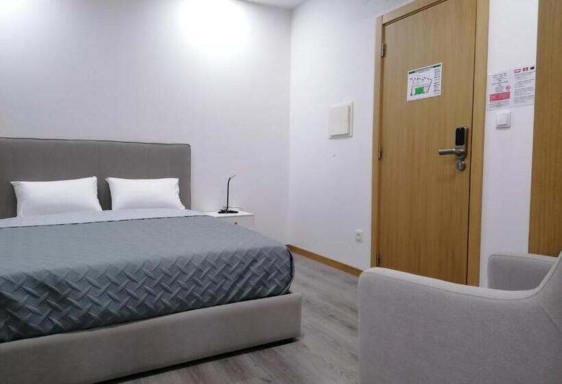 패밀리 스위트, Alojamento Girassol   Guest House   Quarto Com Casa De Banho Privativa