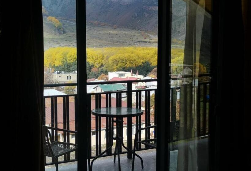 اتاق استاندارد با بالکن, Aronia Kazbegi