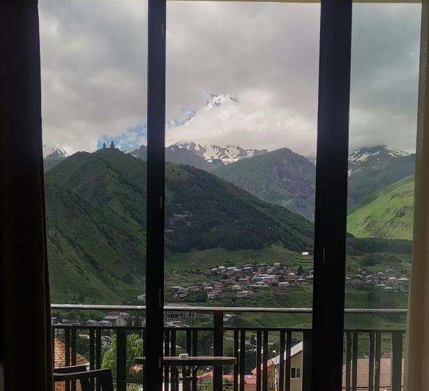 اتاق استاندارد با چشم‌انداز, Aronia Kazbegi