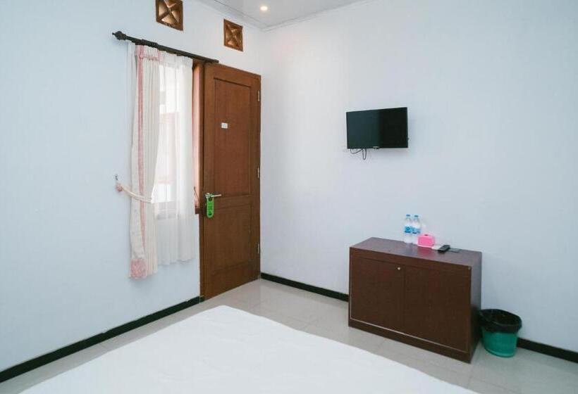 デラックスルーム, Urbanview Hotel Griya Surya Malang By Reddoorz