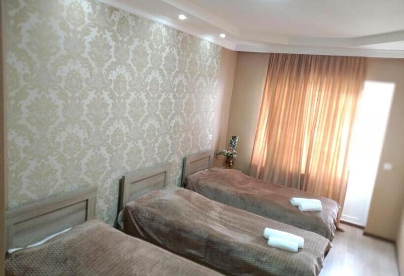 اتاق استاندارد سه تخته با بالکن, My House In Akhaltsikhe