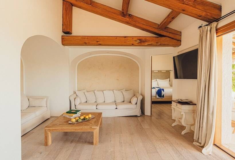 套房配有游泳池, Aethos Sardinia