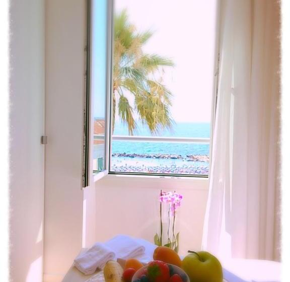 اتاق استاندارد با بالکن و چشم‌انداز دریا, Sanremo Luxury Suites