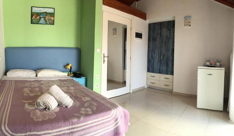 Номер Стандарт, Melissa Gold Coast