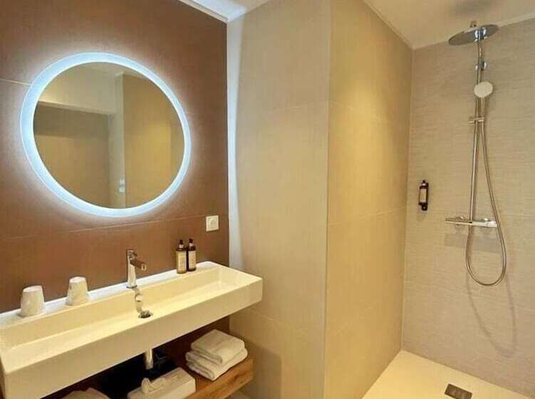 Номер Стандарт, Hôtel Spa Restaurant La Madrague