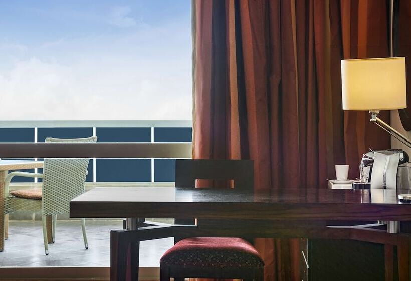 اتاق سوپریور با چشم‌انداز استخر, Radisson Blu Hotel & Convention Center, Alexandria