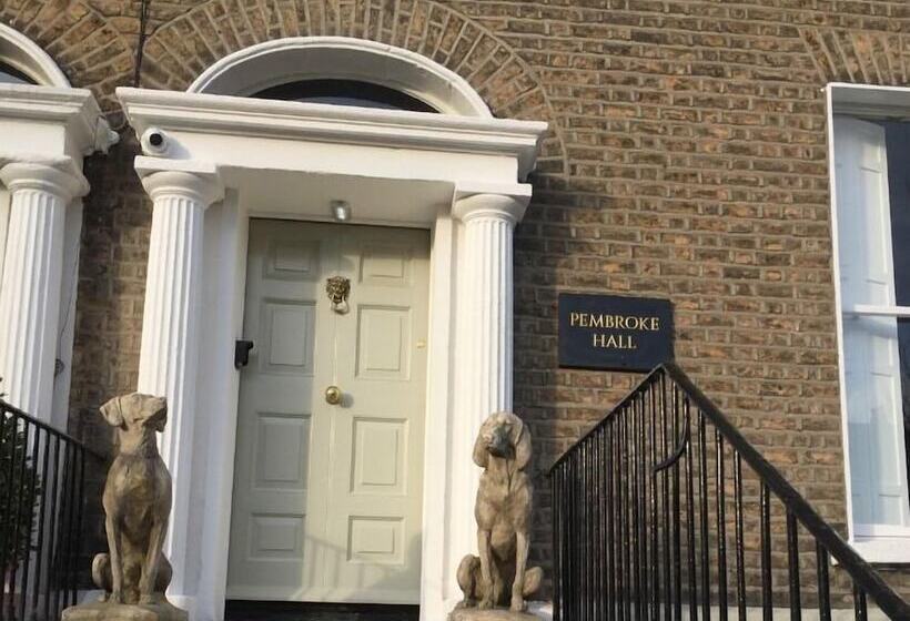 اتاق لوکس, Pembroke Hall
