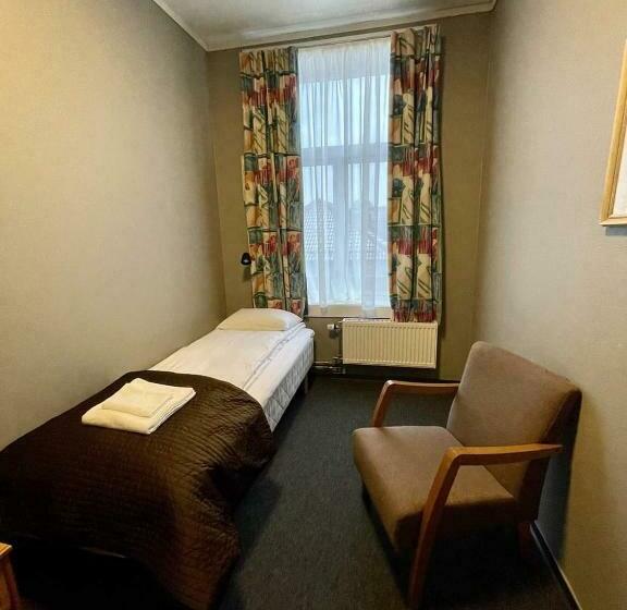 غرفة قياسية فردية حمام مشترك, Henriks Hotell