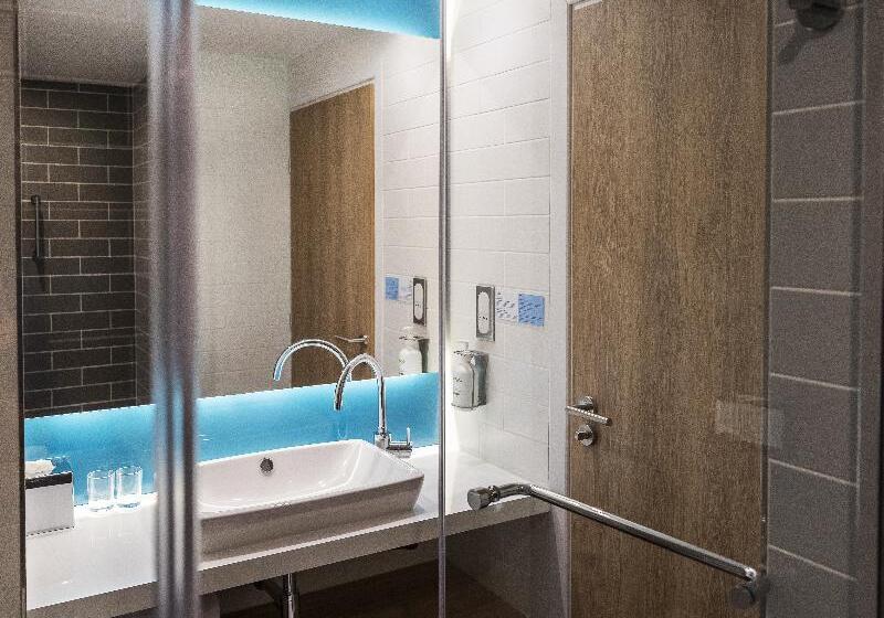 장애인을 위한 스탠다드 룸, Holiday Inn Express   Nice   Grand Arenas, An Ihg