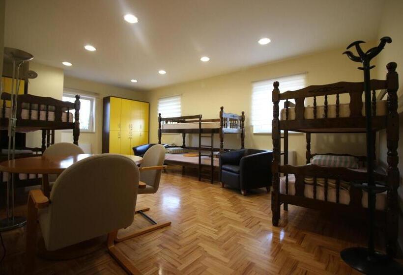 تختخواب در اتاق مشترک, Hostel Teresianum
