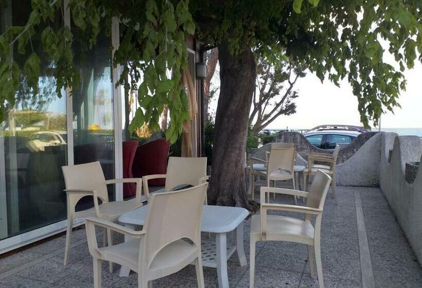 スタンダードシングルルーム, Room In Bb   Quadruple Room A Stones Throw From The Sea   Ideal For A Relaxing Holiday