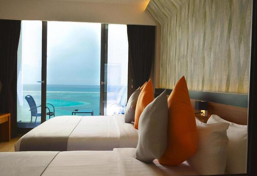 اتاق سه نفره دلوکس با چشم‌انداز دریا, Triton Prestige Seaview And Spa