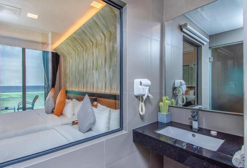 اتاق سه نفره دلوکس با چشم‌انداز دریا, Triton Prestige Seaview And Spa