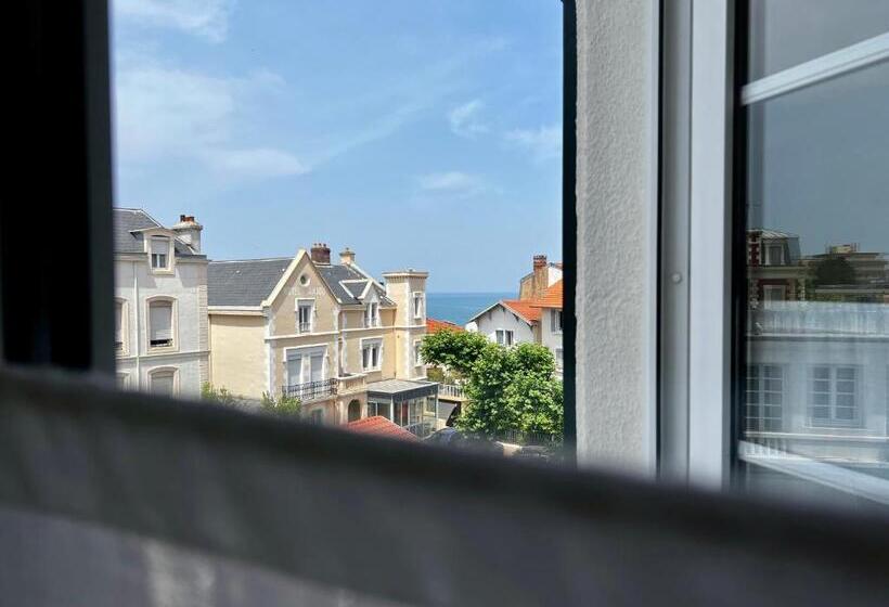 Номер Стандарт, Hôtel Saint James