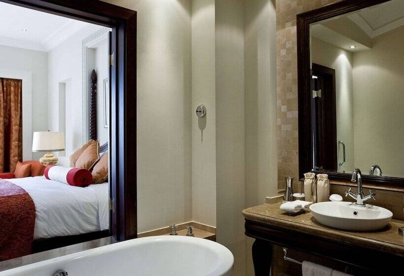 اتاق سوپریور با چشم‌انداز استخر, Sofitel Bahrain Zallaq Thalassa Sea & Spa