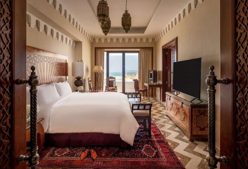اتاق سوپریور با چشم‌انداز استخر, Sofitel Bahrain Zallaq Thalassa Sea & Spa