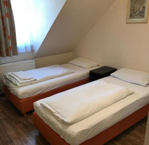 Quarto standard, Pension Alpha   Frankfurt City Central Station
