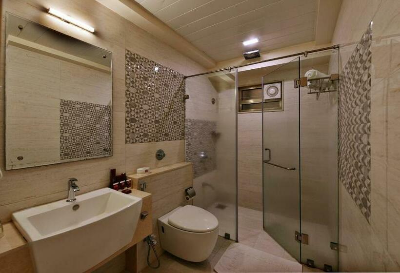 标准工作室, Sarovar Portico Sasangir