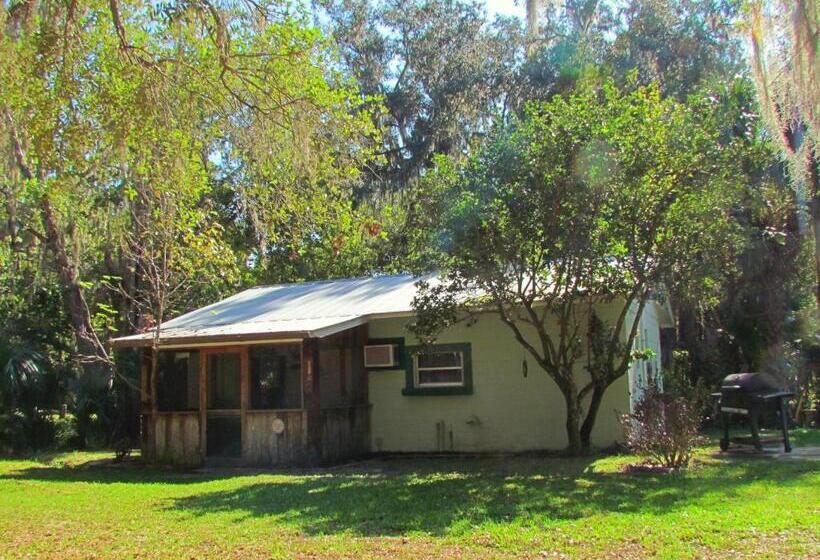 2间卧室的房子, The Yearling Cabins
