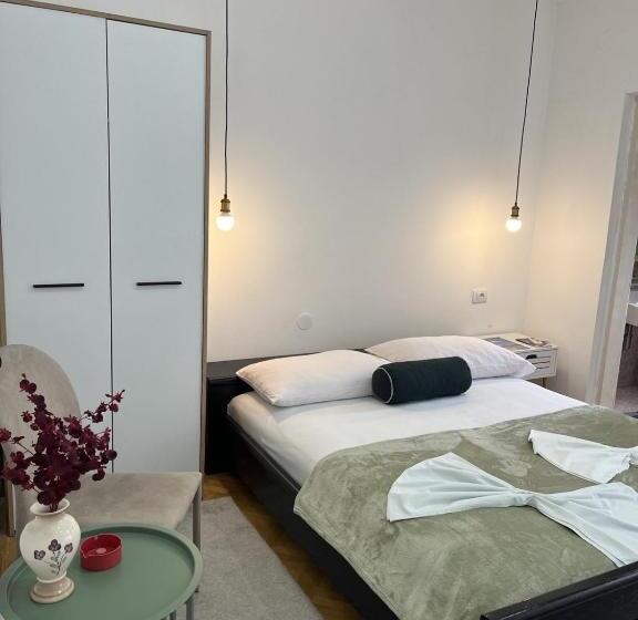 اتاق استاندارد سه تخته با بالکن, Studio Rooms Moncherie