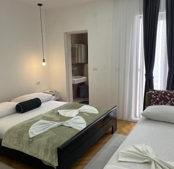 اتاق استاندارد سه تخته با بالکن, Studio Rooms Moncherie
