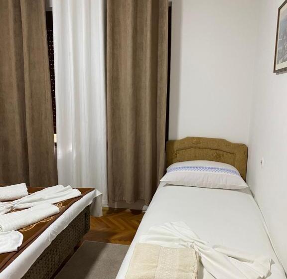 اتاق کلاسیک سه تخته, Studio Rooms Moncherie