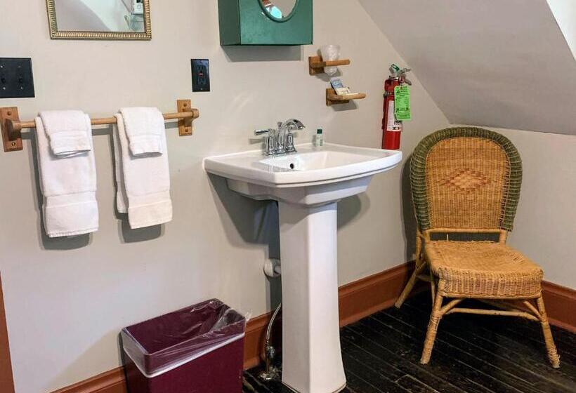 Номер Стандарт, Lakeside Inn