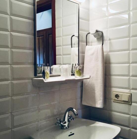 Четырехместный Номер Стандарт, Hostal Can Maret