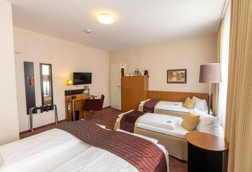 Четырехместный Номер Стандарт, Comfort Hotel Tom Kyle