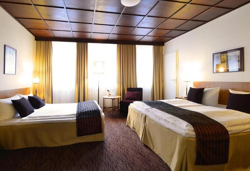 Четырехместный Номер Стандарт, Comfort Hotel Tom Kyle