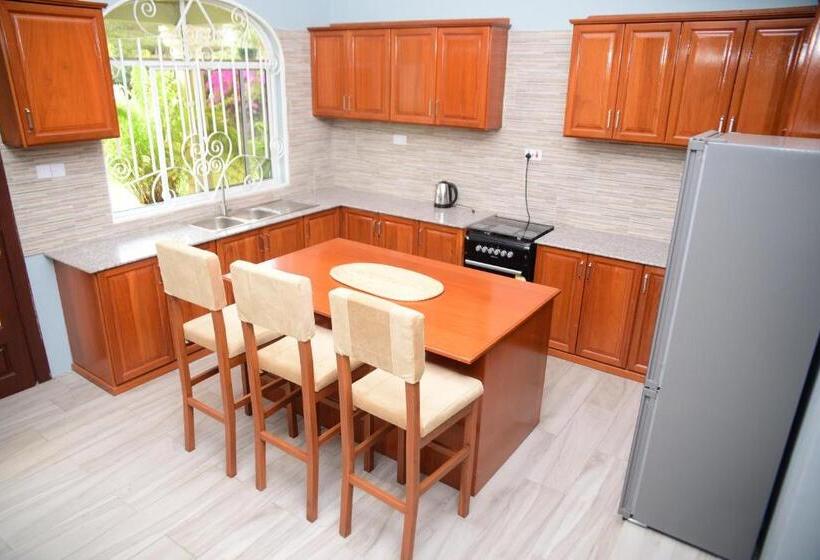 Дом 3 Спальни, Charming Eco Homestay Near Kilimanjaro International Airport