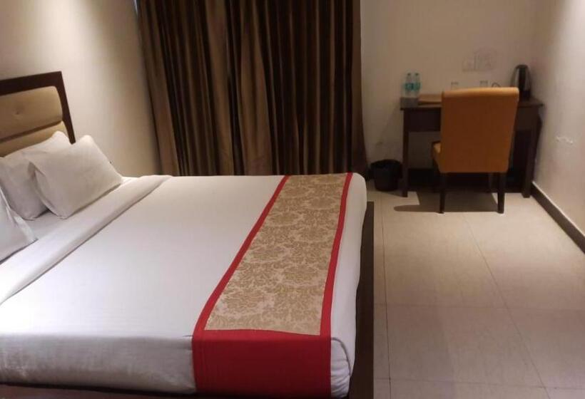Deluxe Room, Zenith Hotel   Delhi Airport